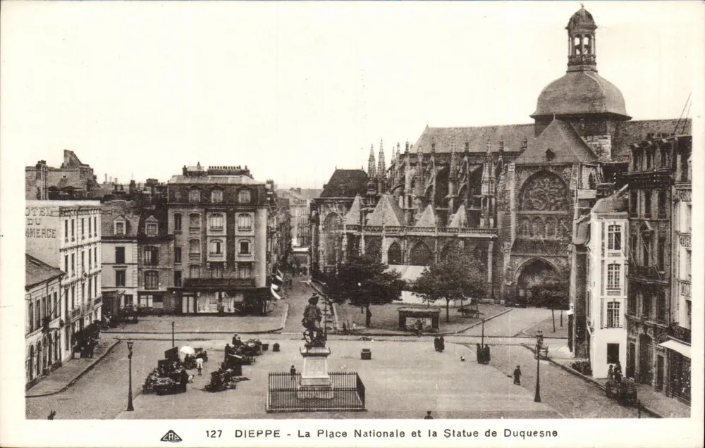 Dieppe - Nationalplatz und die Statue von Duquesne — Verlag C. R. A. n° 127 - Vorderseite