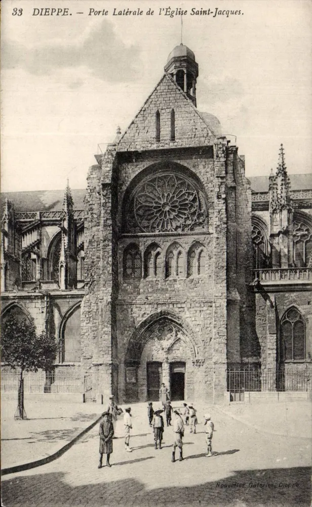 Dieppe — Seitenportal der Kirche Saint-Jacques — Nouvettes Galeries, Dieppe - Vorderseite