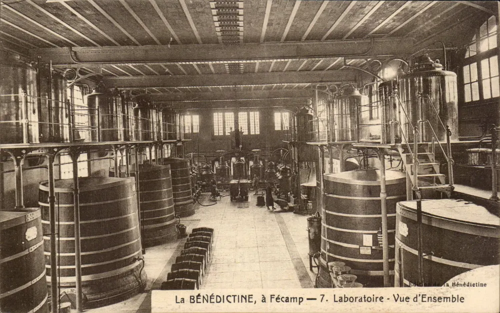 A BÉNÉDICTINE, em Fécamp — 7. Laboratório - Vista Geral - Frente