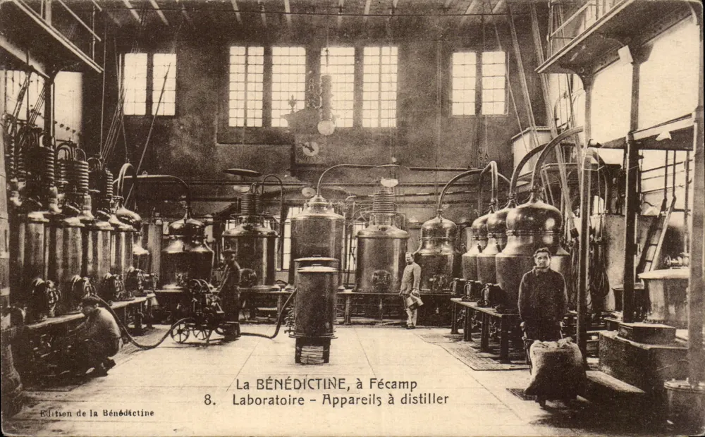 Laboratorium - Destillationsgeräte — La BÉNÉDICTINE, in Fécamp — Ausgabe von La Bénédictine, Nr. 8 - Vorderseite