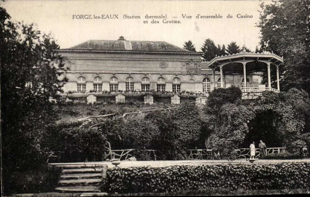 FORGE-LES-EAUX (Thermalbad) — Übersicht des Kasinos und der Höhlen. - Vorderseite