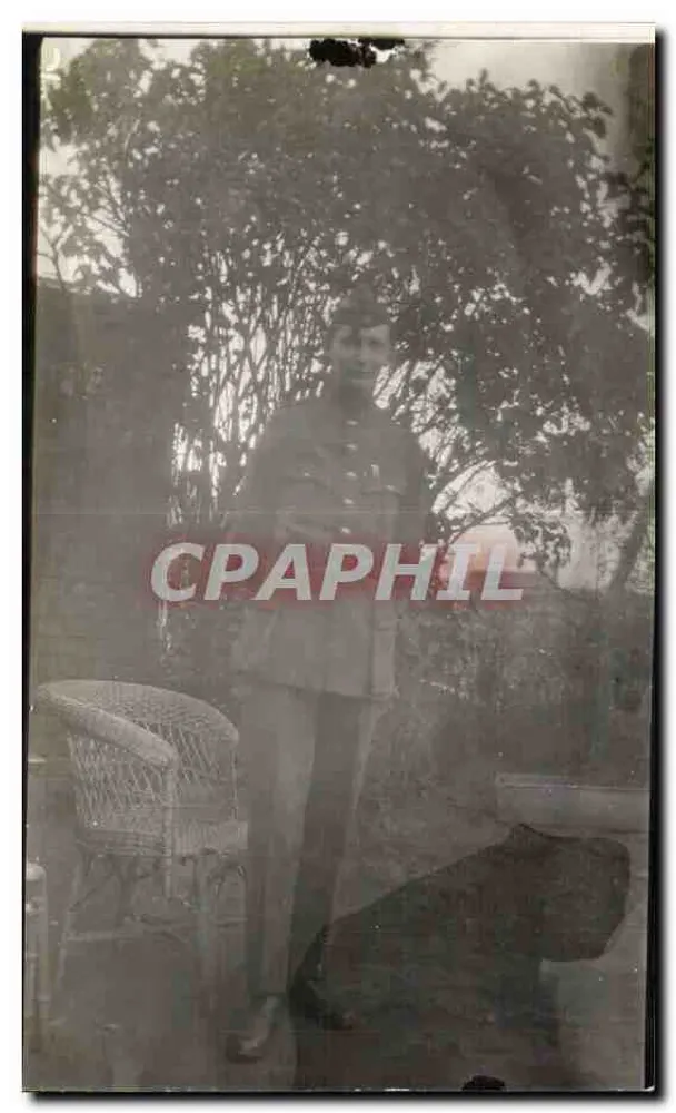 Soldat in Uniform — Garten — kein Verlag oder Nummer sichtbar - Vorderseite