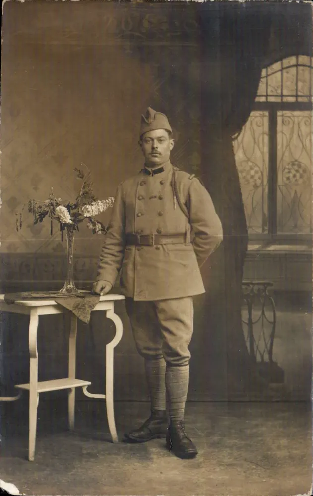 Soldat in Uniforme — photographisches Studio - Vorderseite