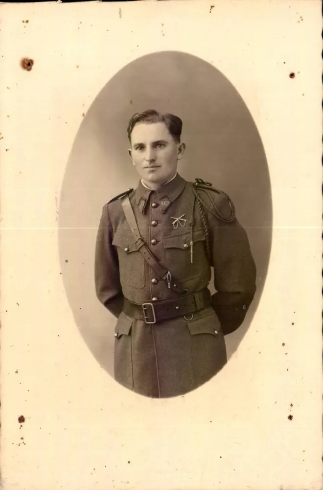Soldat im Uniform — Ovaler Portrait - Vorderseite