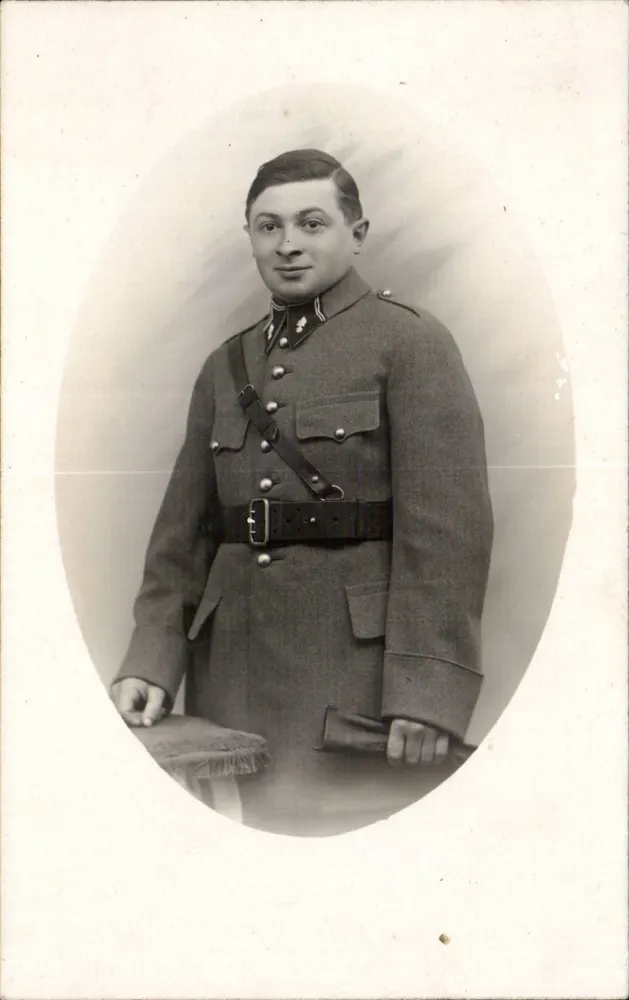 Soldat in Uniform — Portraitstudio — ohne Verleger oder sichtbare Nummer - Vorderseite