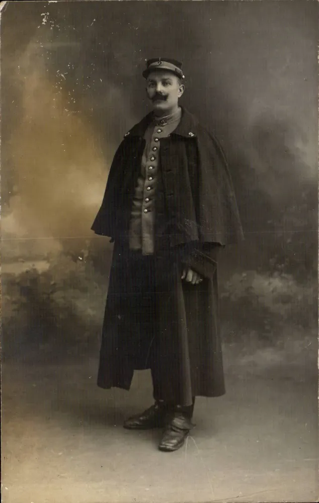 Soldat in Uniform — Portraitstudio — unbekannter Verlag - Vorderseite