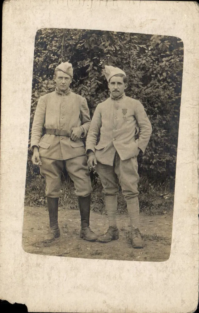 Zwei Soldaten — militärisches Uniform — Ansichtskarte - Vorderseite