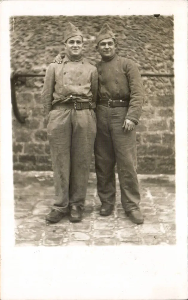Zwei Soldaten — vor Mauer aus Stein posieren — Photo-Ober, 50 rue du Plateau, Vincennes - Vorderseite