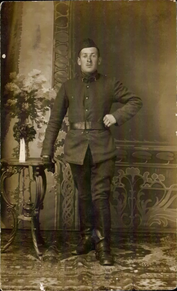 Soldat in Uniform — Fotostudio — kein Verleger oder Nummer sichtbar - Vorderseite