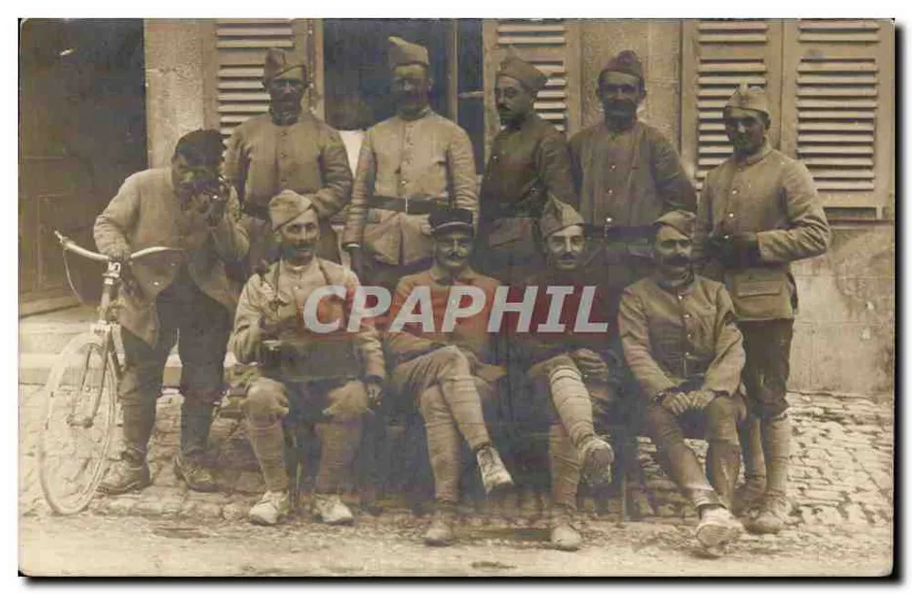 Gruppe Soldaten — vor einem Gebäude mit Ladenfenstern — Verlag B. Guillaume, Écoufoung et fils - Vorderseite