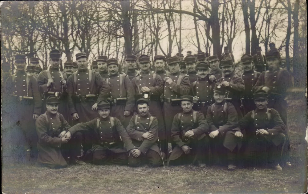 Gruppe Soldaten in Uniform — Wald — A. Réby, Bélinges - Vorderseite