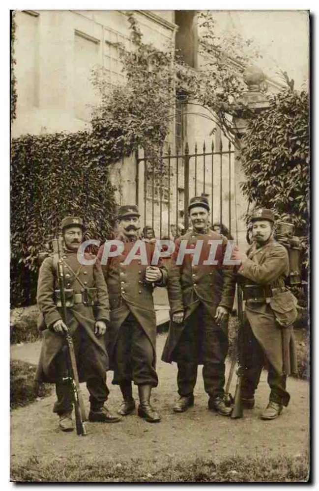 Vier Soldaten in Uniform — Frankreich — Verlag unbekannt - Vorderseite