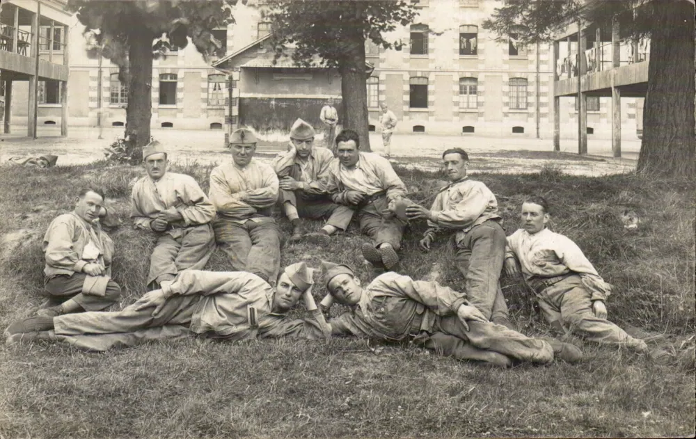 Gruppe von Soldaten — Hof eines Militärgebäudes — Photo-Plat, rue Dalmatique, 50, Vire - Vorderseite