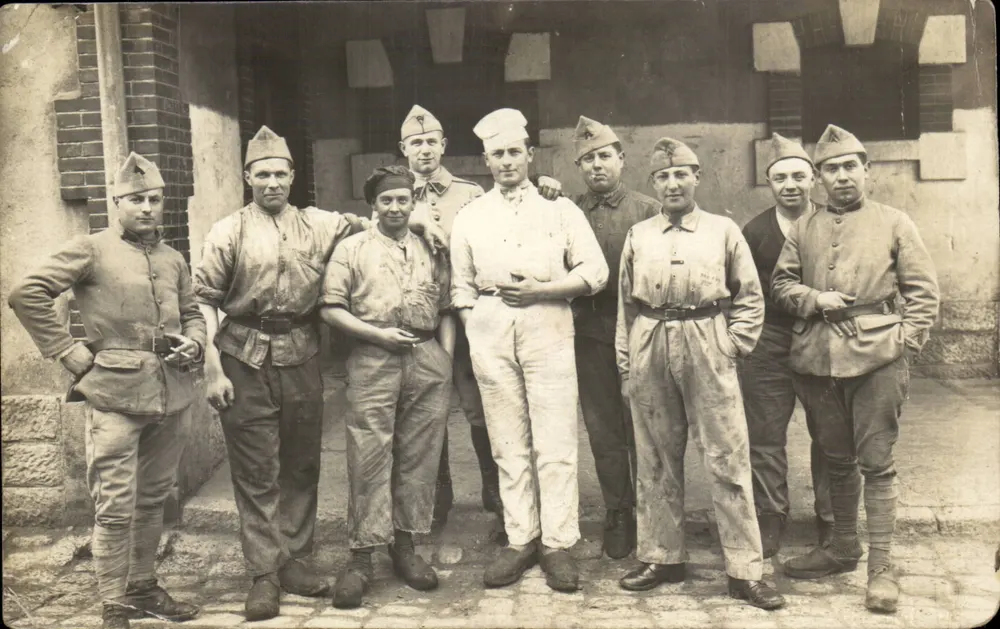 Groep Italiaanse soldaten — voor een gebouw — onbekende uitgever - Voorkant
