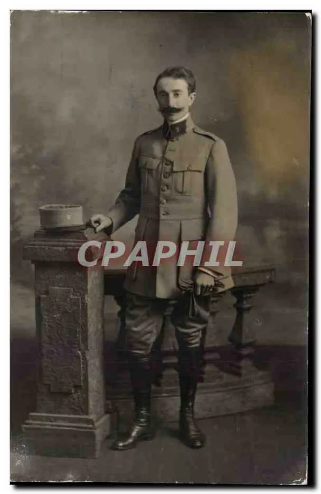 Soldado em uniforme — estúdio fotográfico — editor desconhecido - Frente