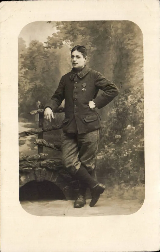 Jungsoldat im Uniform — mit Kreuz dekoriert — Fotostudio - Vorderseite