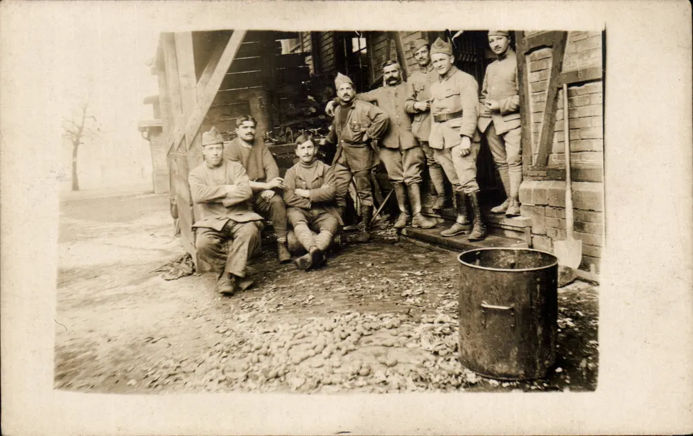 Gruppe von Soldaten — vor einem Wohnhaus — Ansichtskarte ohne Verlag und sichtbaren Seriennummer - Vorderseite