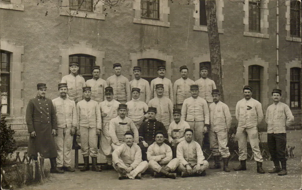 Gruppe Soldaten — vor einem Gebäude — Michel et Leplé, Paris (XIIIe) - Vorderseite