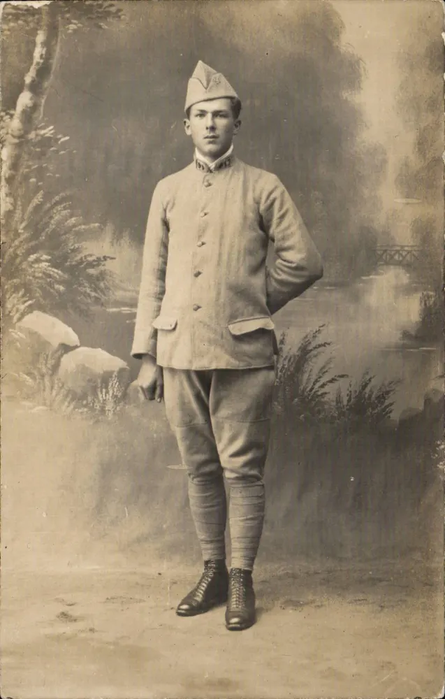 Jungsoldat im Uniform — Studio — Unbekannter Verlag - Vorderseite