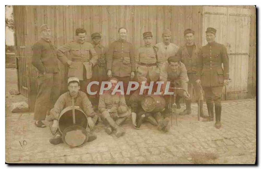 Grupo de soldados — diante de um edifício de madeira — editor não identificado, n° de série 10 - Frente