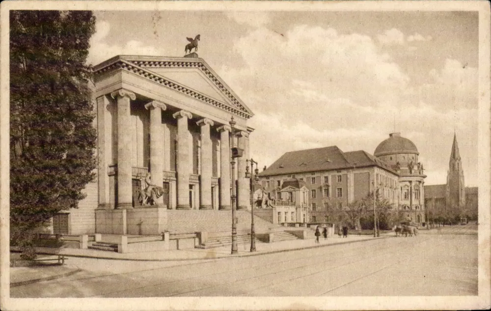 Poznań — Teatro Municipal Meydanı ve Saint-Pierre Kilisesi — Fot. J. Puciński - Ön yüz