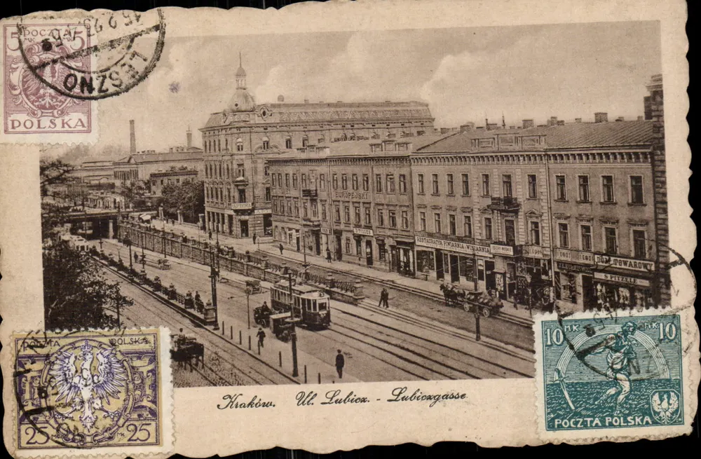 Kraków. Ul. Lubicka - Lubicorgasse — vista de rua com trem e edifícios comerciais — editor desconhecido, número de série não visível - Frente