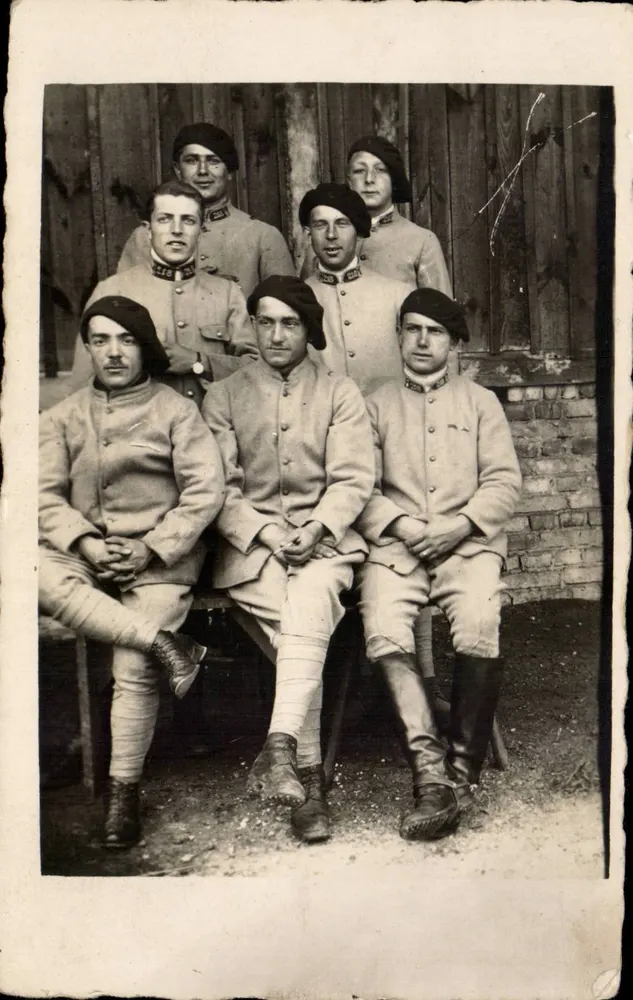 Gruppe von Soldaten — Uniformen und Barett — kein Verleger oder Nummer sichtbar - Vorderseite