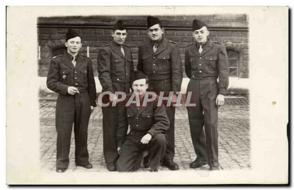 Fünf Soldaten in Uniform — Gruppenpose — kein Verlag oder Seriennummer sichtbar - Vorderseite