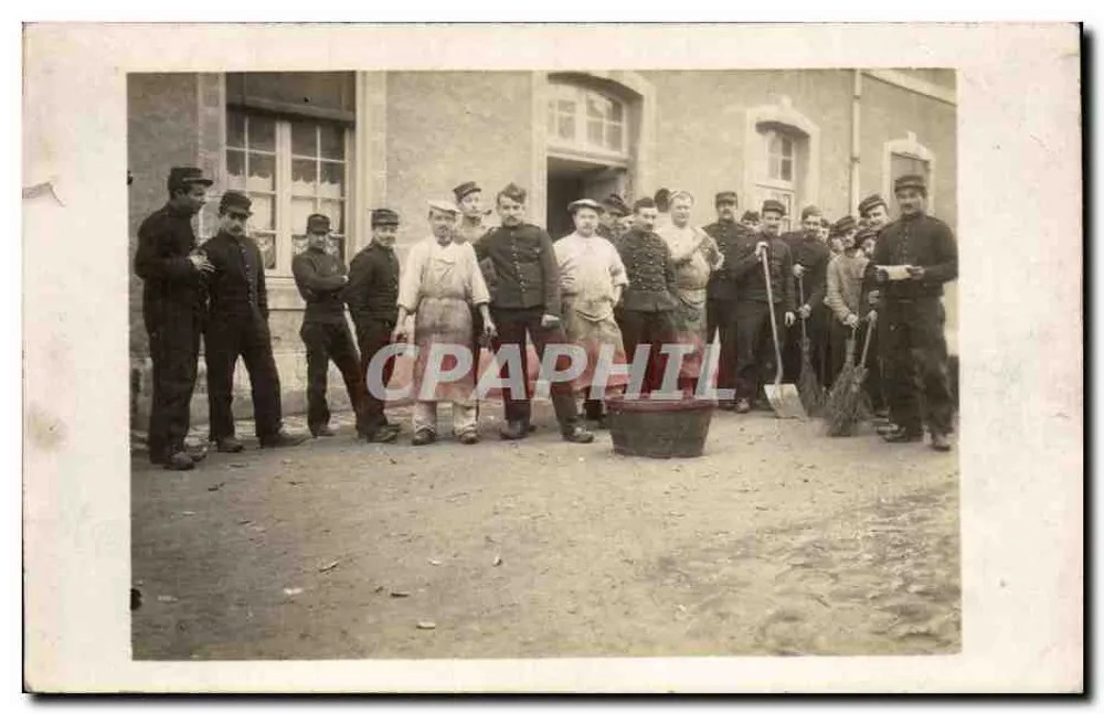 Gruppe von Feuerwehrleuten und einer Frau vor einem Gebäude — R. Guillemanat, Paris - Vorderseite