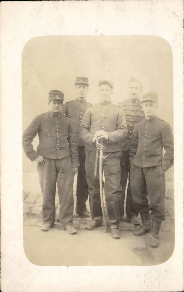 Fünf Soldaten in Uniform — Gruppenpose — B. Guillainmot, Bussy-sous-Crécy - Vorderseite