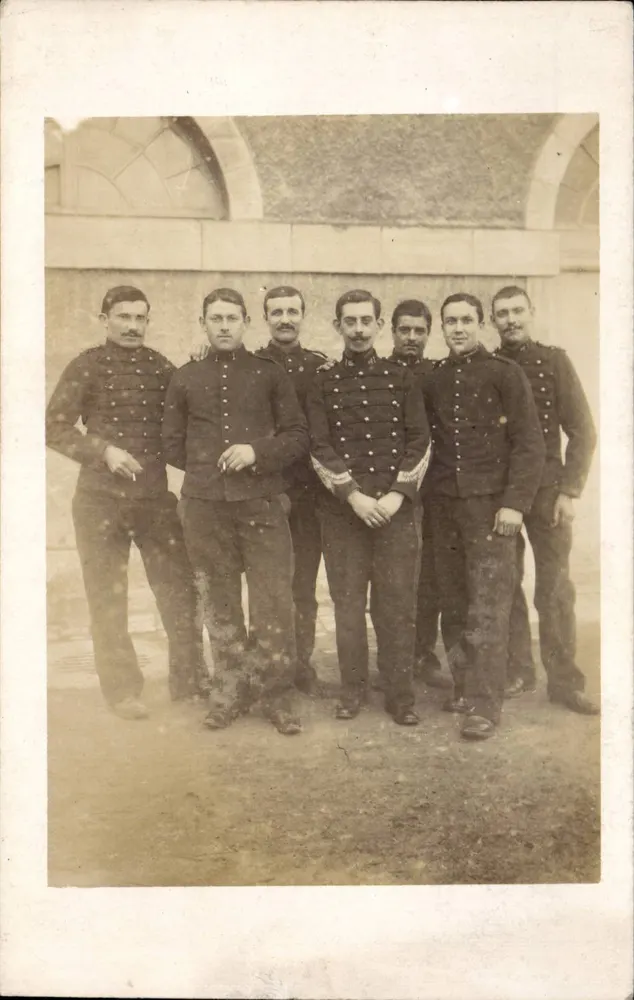 Gruppe von Soldaten — Knopfuniformen — R. Guittenaud, Paris - Vorderseite