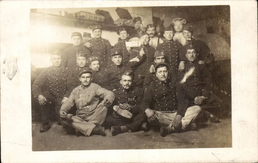 Gruppe von Soldaten — Innenansicht einer Festung — R. Guillemon, Basse-Phyca et Cie - Paris - Vorderseite