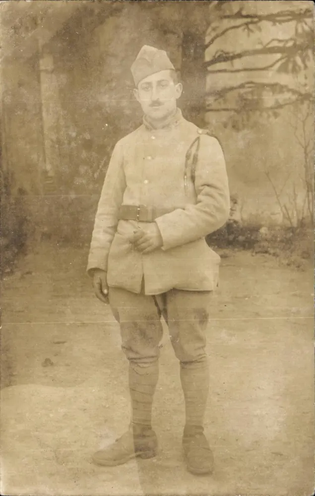 Soldat in Uniform — unbekannte Zeit — Ansichtskarte - Vorderseite