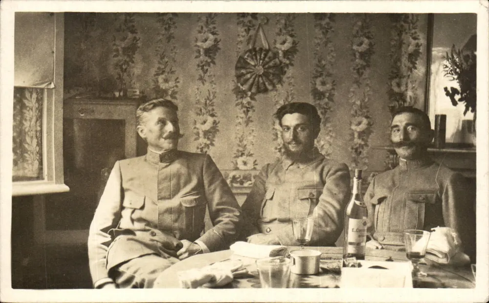 Drei Soldaten in Uniform — dekoriertes Innenraum - Vorderseite