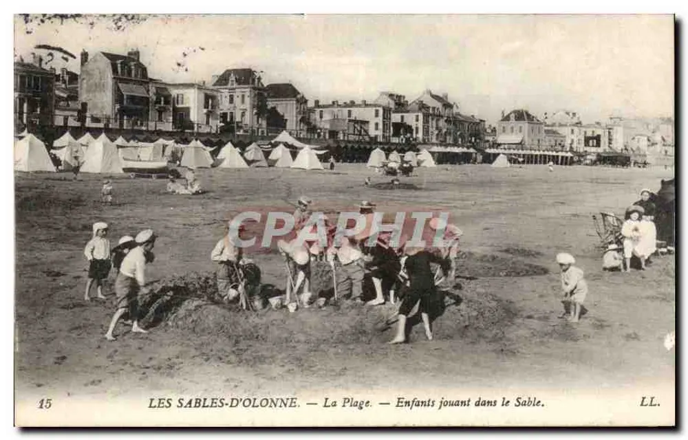 Les Sables-d'Olonne — Die Strandpromenade — Kinder spielen im Sand. — LL. — Nr. 15 - Vorderseite