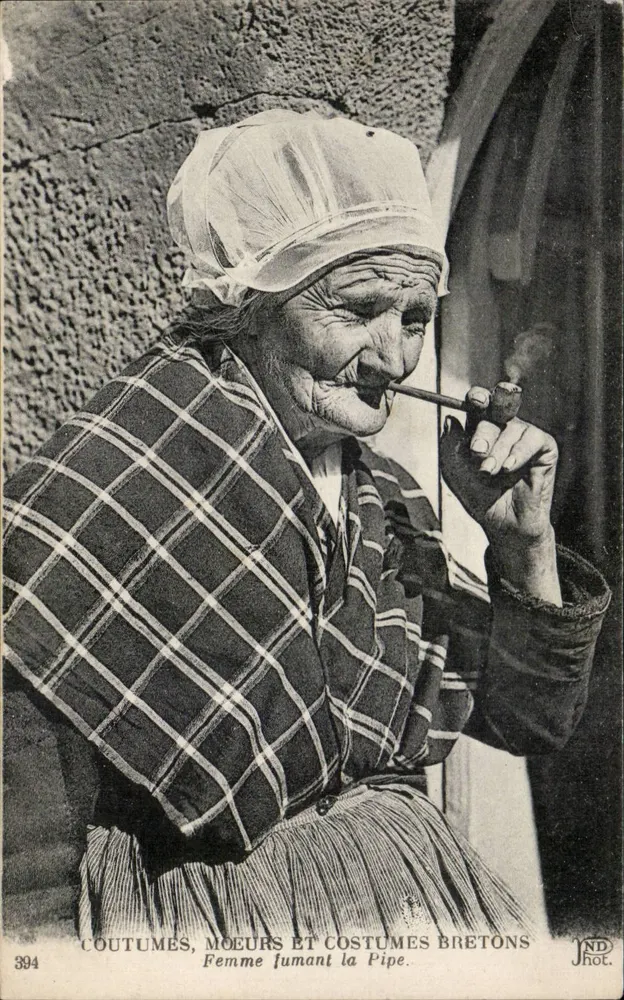 Frau, die eine Pfeife raucht — Bretagne — JND Hot. - Vorderseite