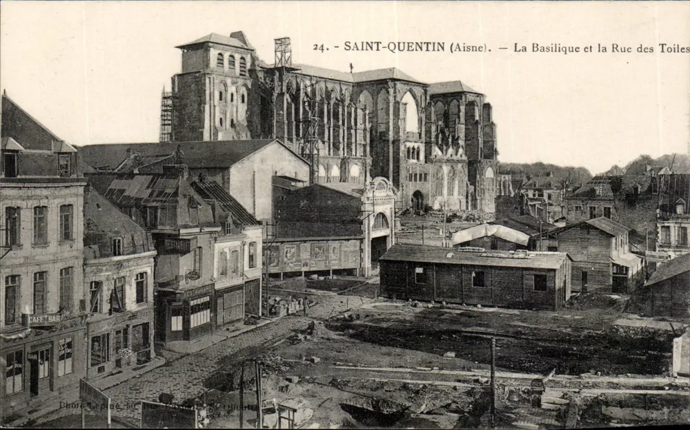 Saint-Quentin (Aisne) — Die Basilika und die Straße der Stoffe — Photo Léonie 24 - Vorderseite