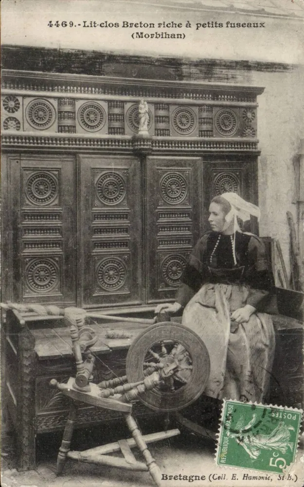 Reicher bretonischer Vierpfostenbett mit kleinen Spindeln — (Morbihan) — Cell. E. Hamonic, St.B. - Vorderseite