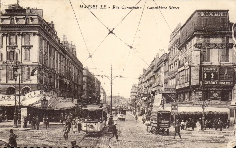Marselha - Rue Cannebière - Cannebière Street — vista da rua com trem e comércios — editor não identificado - Frente