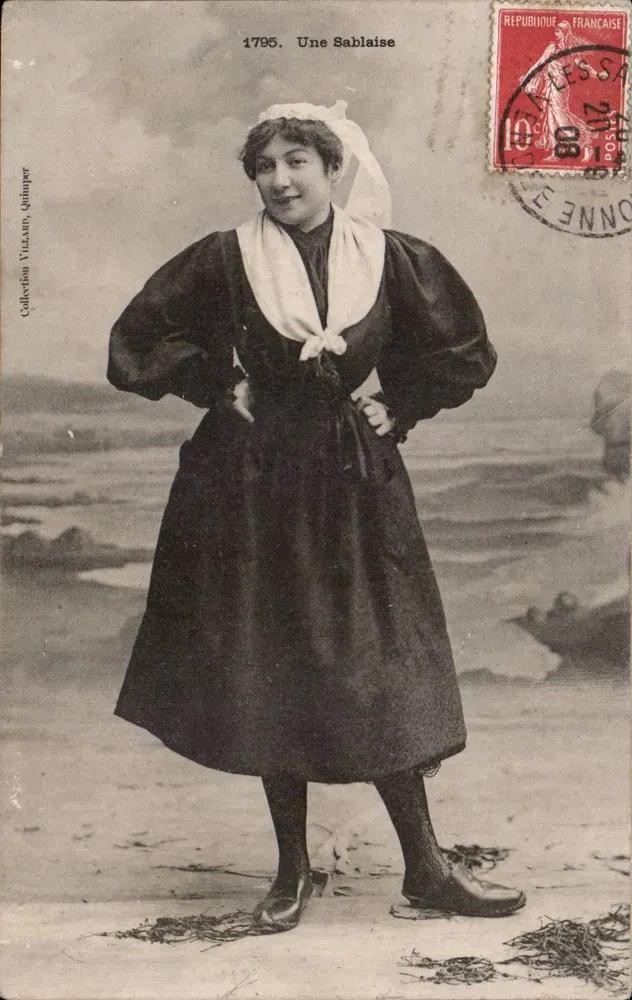 Une Sablaïse — femme en costume traditionnel sur une plage — éditeur Villain Quiniper, n° 1795 - Frente
