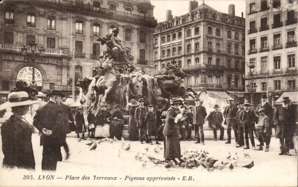 LYON — Place des Terreaux — Gefüllte Tauben — E.R. - Vorderseite