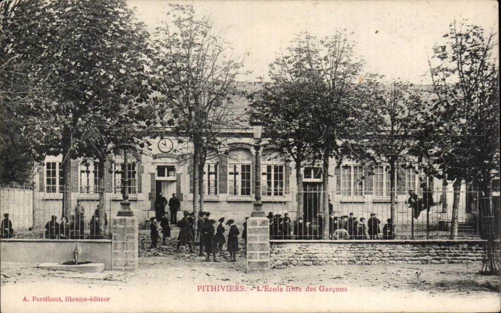 Pithiviers - A Escola Livre dos Meninos — A. Portéhaut, livreiro-editor - Frente