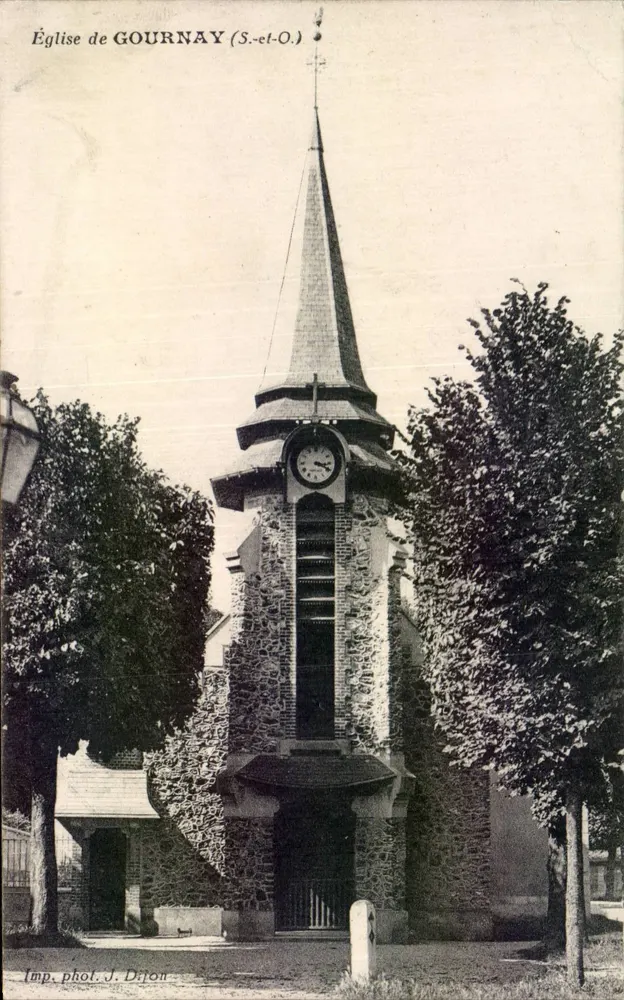 Igreja de Gournay (S.-et-O.) — vista da torre com sino e relógio — Imp. fot. J. Dijon - Frente