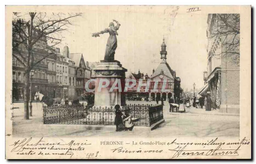 PÉRONNE — A Grande-Place — Estátua central — Editor Piloot & S. (S. C. P. T.) - Frente