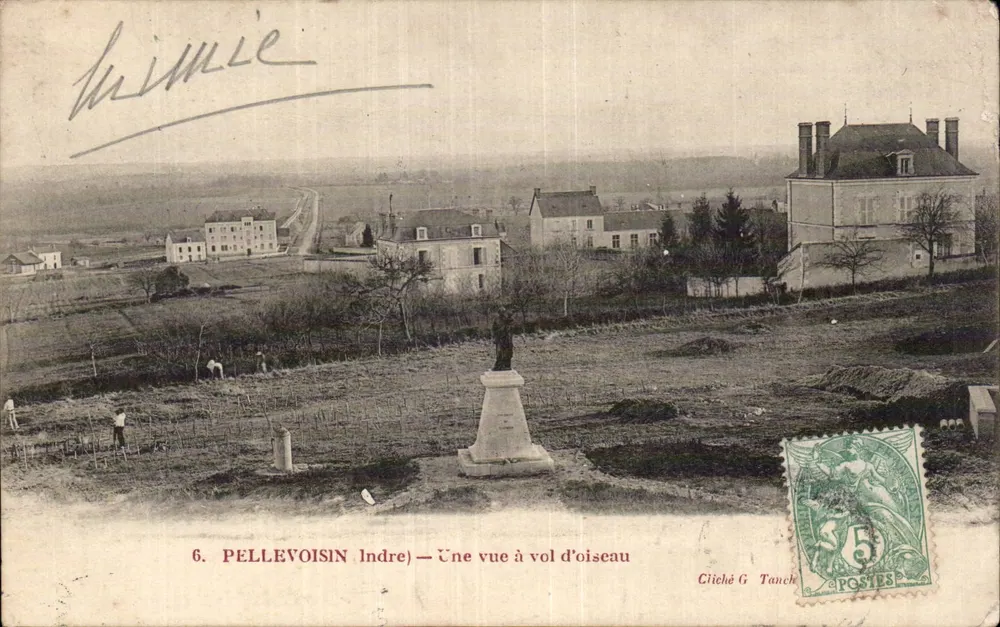 Pellevoisin (Indre) — Vogelperspektive mit Denkmal und Schloss — Cliché G. Tanché - Vorderseite