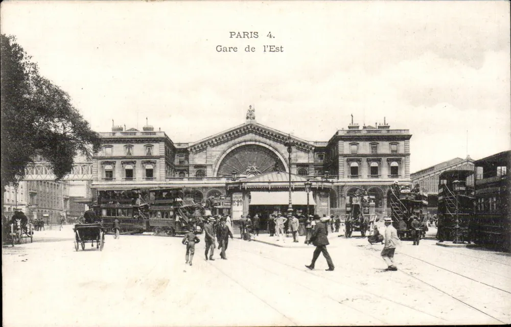 Paryż 4. Gare de l'Est — widok stacji z tramwajami i pieszymi - Awers