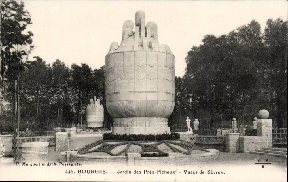 Bourges — Garten der Prés-Fichaux — Sèvres-Vasen - Vorderseite