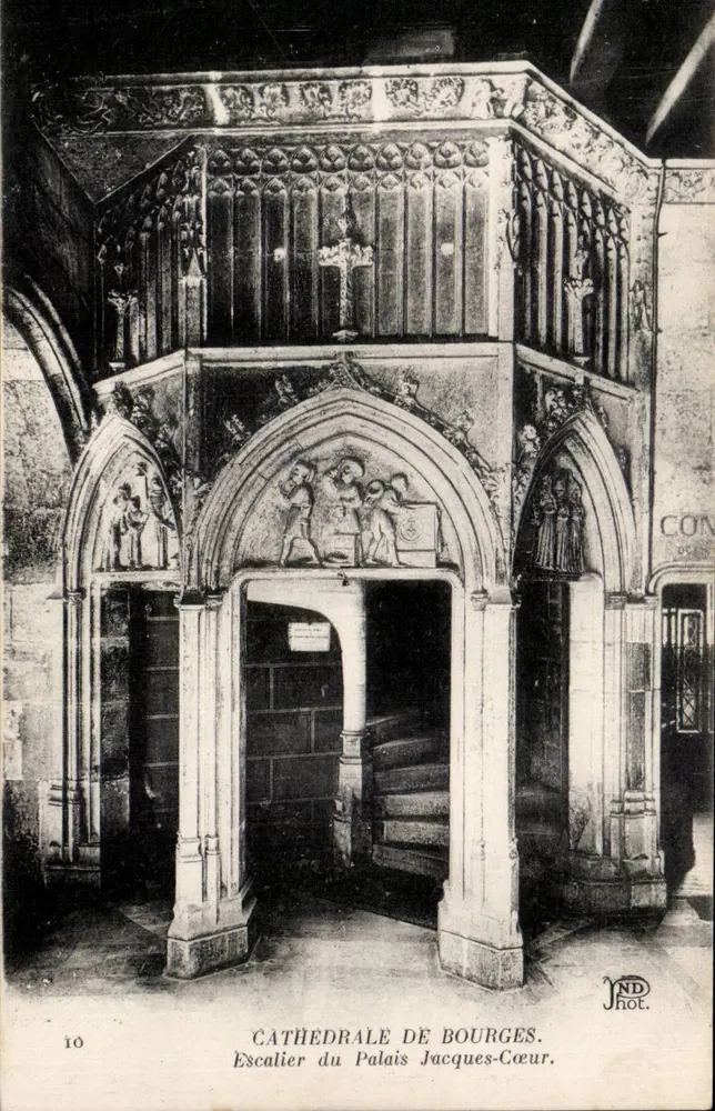 Cattedrale di Bourges — Scala del Palazzo Jacques-Cœur — fot. ND - Recto