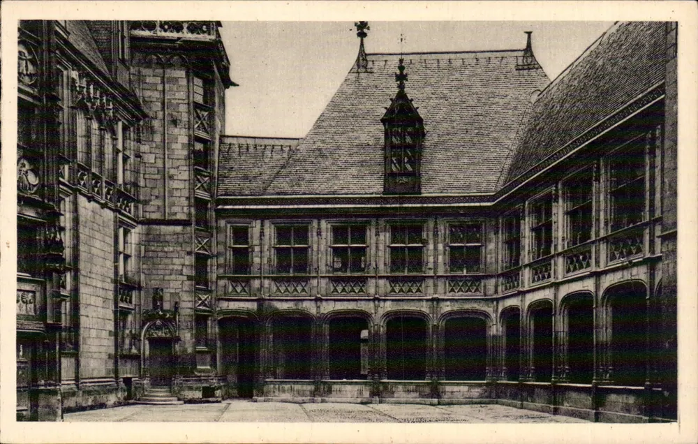 Hôtel Jacques-Cœur — A Cour — Surveillants Historiques, Paris - Frente