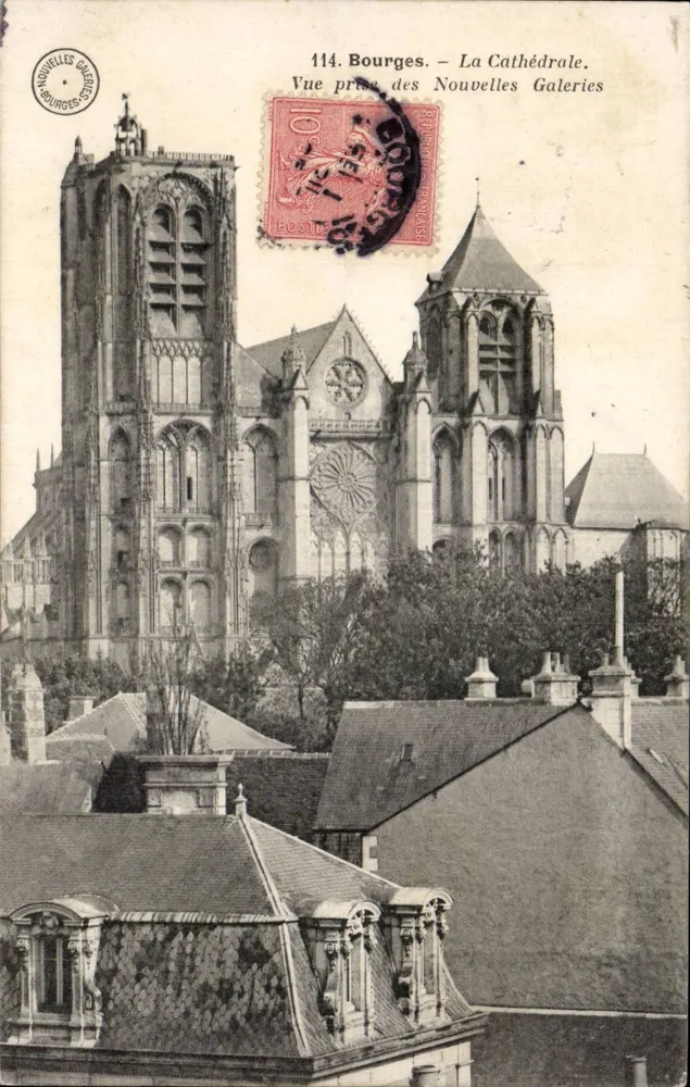 Bourges — La Cathédrale — Vue prise des Nouvelles Galeries, éditée par Nouvelles Galeries - Recto